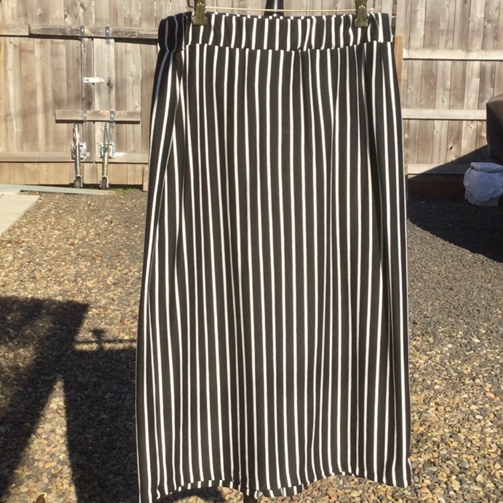 Black and white skirt xl